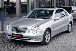 2004 MERCEDES E200
