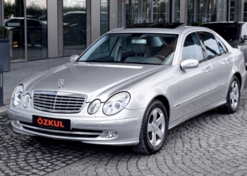 2004 MERCEDES E200