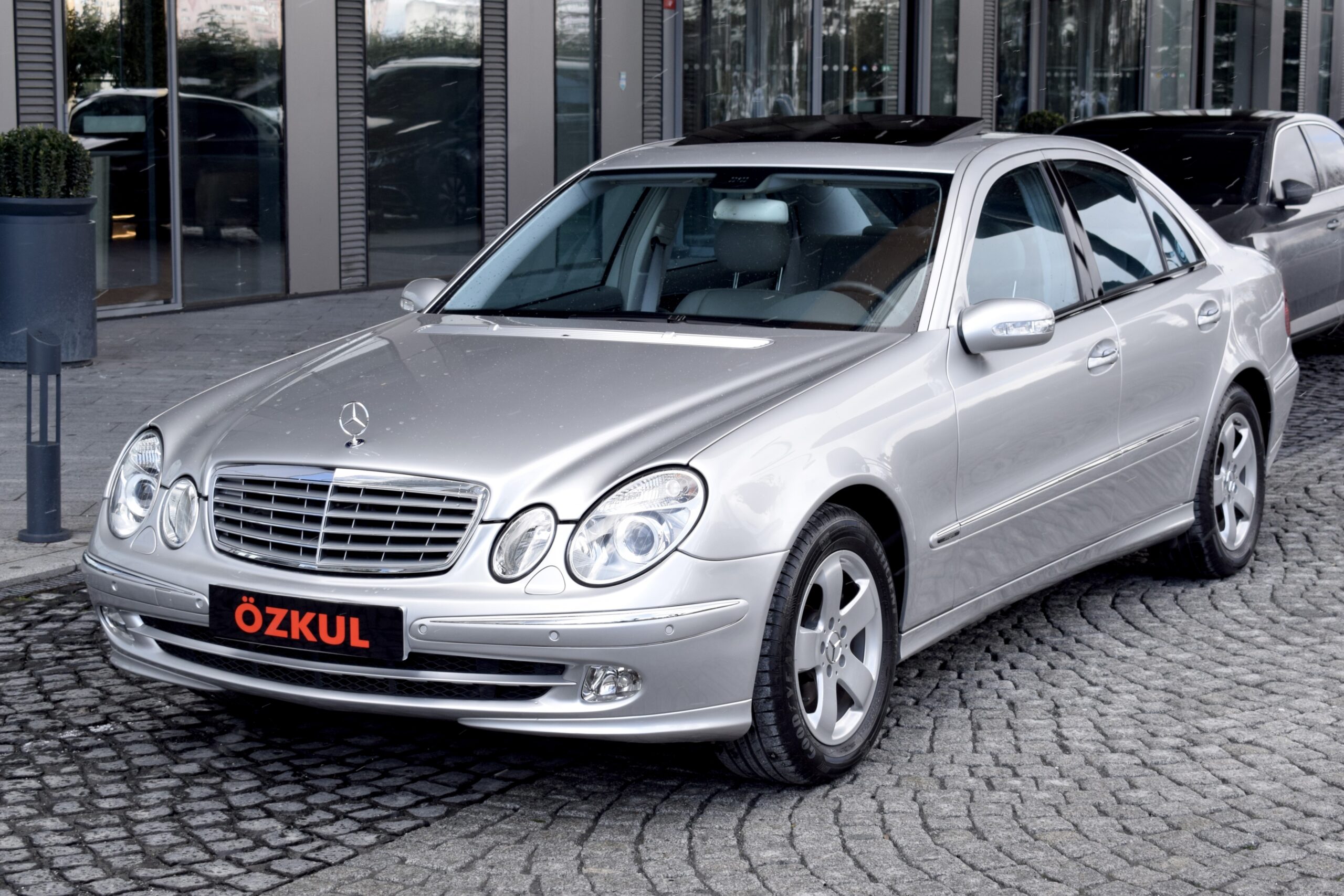2004 MERCEDES E200
