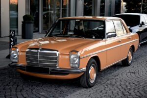 1976 MERCEDES 200