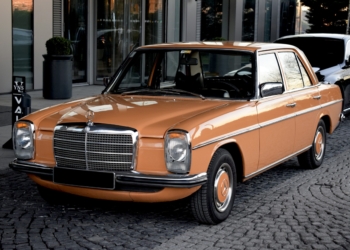 1976 MERCEDES 200
