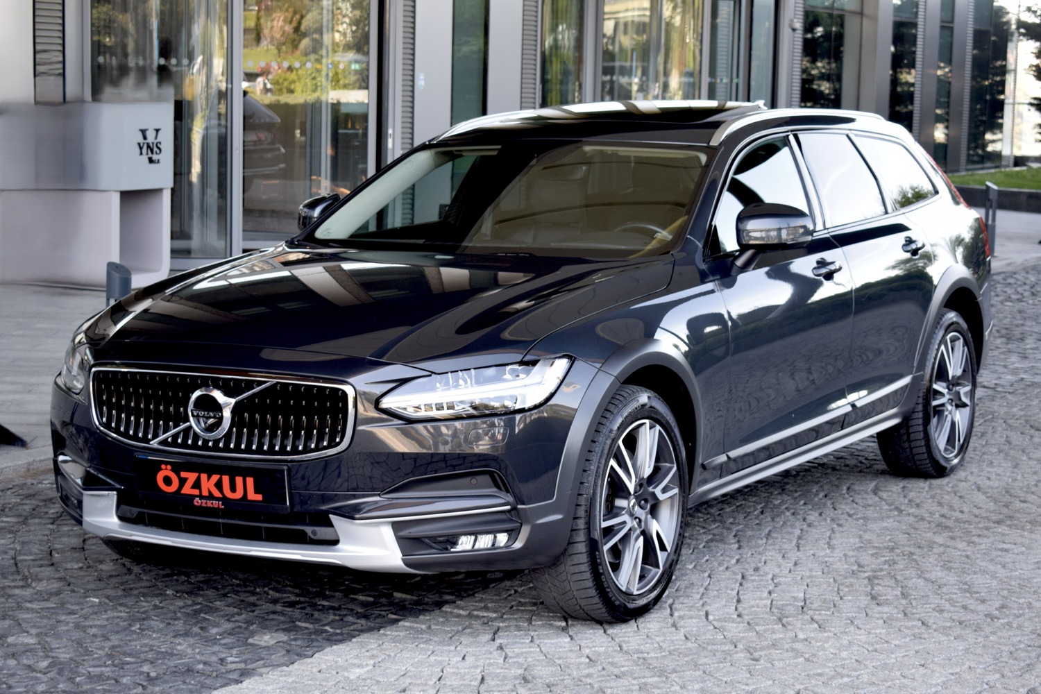 2020 VOLVO V90