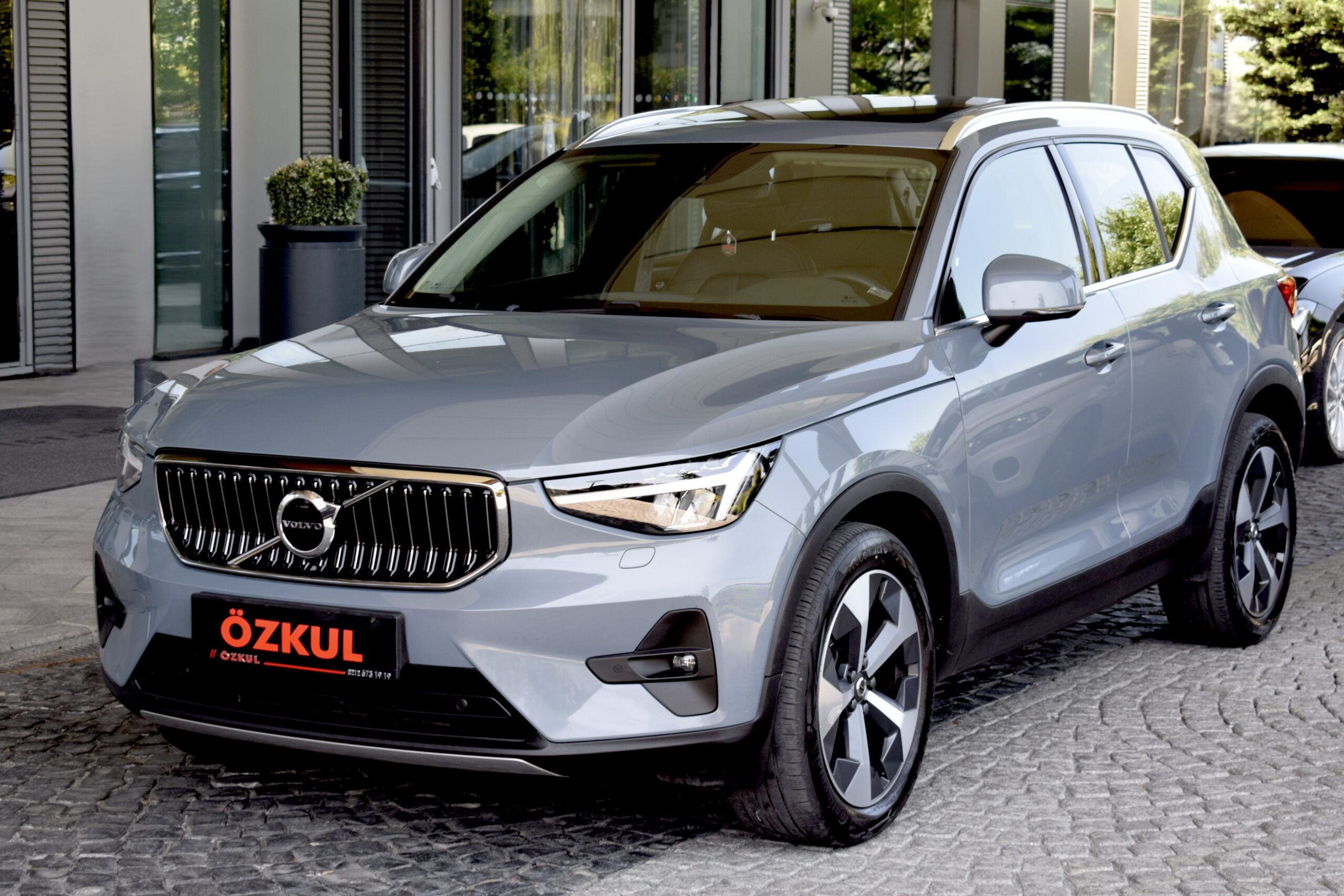 2022 VOLVO XC40