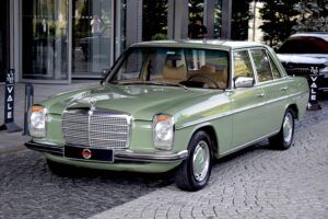 1975 MERCEDES 230.4